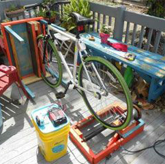 Самодельный генератор энергии на основе велосипеда и садовой мебели